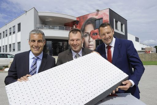 Vorschau Bild von Vor fünfzehn Jahren präsentierte Baumit mit der
ersten diffusionsoffenen Dämmstoffplatte eine Weltneuheit und
revolutionierte damit den Markt für Wärmedämmverbundsysteme. 10
Millionen Quadratmeter Baumit open wurden seither verarbeitet. Die
Baumit Geschäftsführer Georg Bursik, Hubert Mattersdorfer, Wilhelm
Struber (von links).