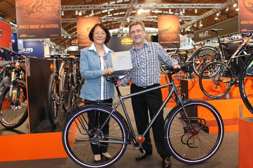 Vorschau Bild von Die Geschäftsleitung präsentiert stolz das Gewinnerrad Life
Lontano P1.18