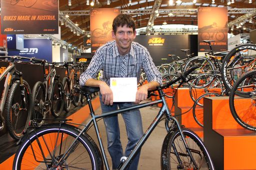 Vorschau Bild von KTM Entwicklungsleiter Thomas Pressl vor dem KTM
Life Lontano P1.18