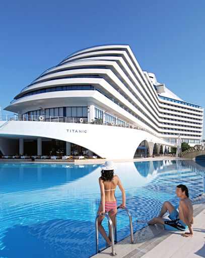 Das Hotel Titanic Beach Lara, architektonisch
dem gesunkenen Luxuskreuzfahrtschiff nachempfunden, wird im Rahmen
der con.os Trend Tour besucht.
