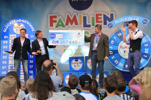  Im Bild v.l.n.r.: Robert Steiner/NIVEA Familienfest
Tourleiter, Christian Moser/GF SOS-Kinderdorf, Mitja
Zupancic/General Manager CEE Beiersdorf GmbH, Florian
Mayer/Moderator