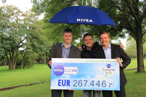 Vorschau Bild von Im Bild v.l.n.r.: Mitja Zupancic/General Manager
CEE Beiersdorf GmbH, Robert Steiner/NIVEA Familienfest Tourleiter,
Christian Moser/GF SOS-Kinderdorf