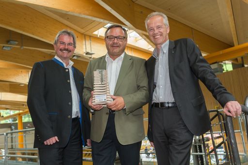 Im Bild v.l.n.r.: Verkehrslandesrat Karl Wilfing, Architekt
Hannes Zieser und NÖVOG Geschäftsführer Gerhard Stindl mit dem
Holzbaupreis im Betriebszentrum Laubenbachmühle.