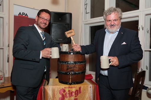 Vorschau Bild von APA-Bieriger: Hopfen und Malz - die APA erhalt's!
Im Bild: Michael Lang und Johannes Bruckenberger.