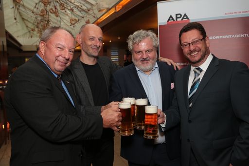  Beim "Bierigen" im Alten AKH begrüßte die APA mehr
als 400 Gäste aus Medien und Kommunikation. V.l.n.r. Werner Müllner,
Marcus Hebein, Johannes Bruckenberger und Michael Lang
(APA-Chefredaktion)