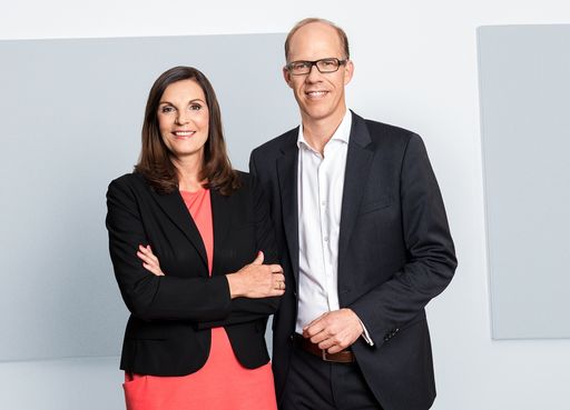  Edith Stier-Thompson, Geschäftsführerin news
aktuell GmbH, und Frank Stadthoewer, Geschäftsführer news aktuell
GmbH. Die neue Doppelspitze von news aktuell hat ihren Dienst am 1.
September 2014 angetreten. Edith Stier-Thompson und Frank
Stadthoewer leiten ab sofort gemeinsam die Geschicke der dpa-Tochter
news aktuell.