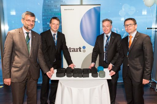 Die Vorstände beim Anschnitt der start: Torte.