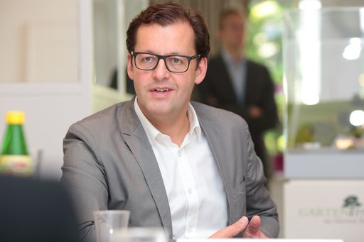 Vorschau Bild von Architekt beim Pressegespräch