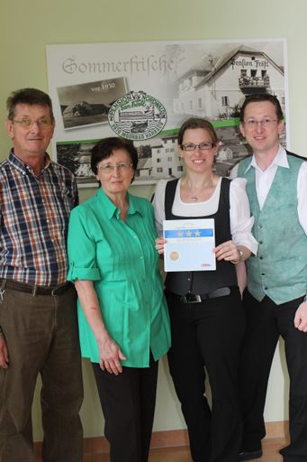  Fröstl Karl, Fröstl Herta, Fröstl Martina,
Fröstl Gerald mit der Auszeichnung zum Superior-Betrieb.