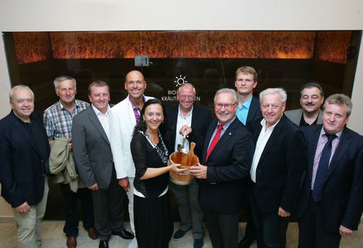 http://www.apa-fotoservice.at/galerie/5800 Im
Bild v.l.n.r.: Siegmund Mihellyes, Bgm. Willhelm THOMAS, Bgm. Josef
Kapper, GF Therme Loipersdorf Wolfgang Wieser, LR Michaela Resetar,
Bgm. Robert Hammer, Präsident steir. Landtag Franz Majcen, Vizebgm.
Bernhard Hirczy, Bgm. Johann Urschler, Vizebgm. Franz Siegl, Bgm.
Herbert Spirk