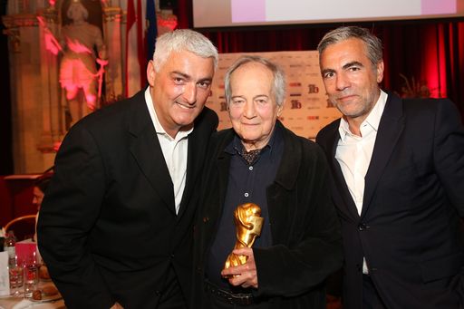  http://www.apa-fotoservice.at/galerie/5776 Im Bild
vlnr.: Ossi Hejlek (Verlagsbüro Karl Schwarzer), Otto Schenk
(Preisträger), Christian Pöttler (echo Medienhaus)