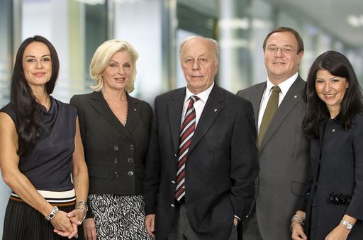 Am 4. September wurden neben dem erfahrenen,
langjährigen Aufsichtsratsvorsitzenden Senator Herbert Lugmayr mit
sofortiger Wirkung drei neue Aufsichtsratsmitglieder bestellt: Mag.
Martina Flitsch, Mag. Martina Kurz und Mag. Barbara Feldmann zogen
in den NOVOMATIC AG-Aufsichtsrat ein.