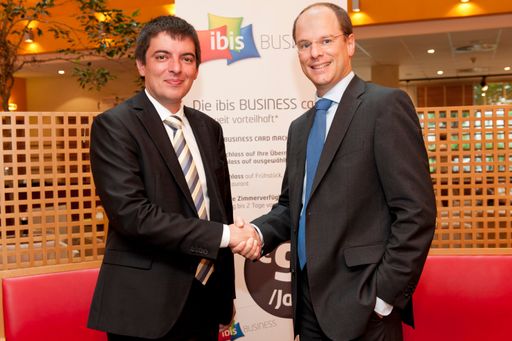  v.l.n.r.: Frank Schedler, Director IT Central
Europe ACCOR, und Olivier Martens, Vice President B2B UPC Austria,
freuen sich über die Zusammenarbeit