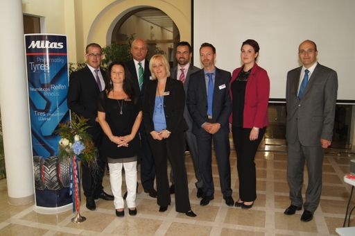 Im Bild v.l.n.r.: Josef Heigl, GF Mitas GmbH, Petra
Scheiber, Mitas GmbH, Tomas Nemec, Firmeneigentümer Mitas Prag,
Karin Fischer, Robert Breitfelder, Rainer Wögerer (alle vier Mitas
GmbH), Jan Sechter, Tschechischer Botschafter Wien