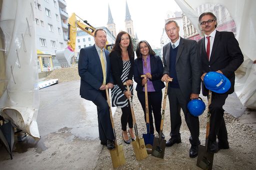 http://www.apa-fotoservice.at/galerie/5791 Im Bild
v.l.n.r. Bezirksvorsteher Franz Prokop, Stadträdtin für Umwelt Ulli
Sima, Vizebürgermeisterin Maria Vassilakou, Mag. Kurt Kasperak (List
Group) und BOE Geschäftsführer Ing. Ernst Fischer