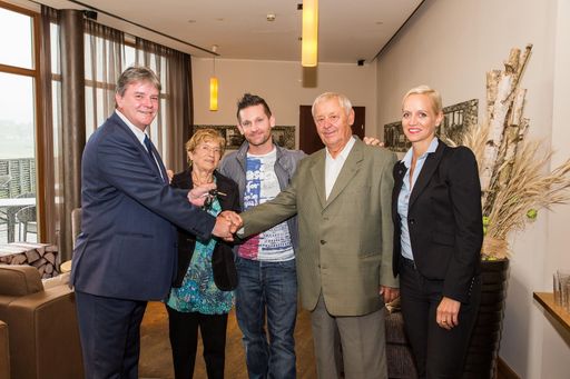 http://www.apa-fotoservice.at/galerie/5830 Bad
Leonfelden - Zum fünfjährigen Jubiläum verloste das Falkensteiner
Hotel & Spa Bad Leonfelden gemeinsam mit Kooperationspartnern unter
den August-Gästen des Hauses eines Nissan Note Pop & Polar 1.2. im
Wert von Euro 13.390,-. Josef Neugschwandtner aus Ansfelden durfte
sich über den Gewinn des Autos freuen, das Hotelteam über eine
Auslastung von 80% und den besten August seit der Eröffnung.