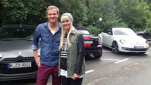 Pia Tillmann sucht ein stylisches Cabrio mit
ordentlich Dampf. GRIP-Moderator Matthias Malmedie hilft ihr bei der
Auswahl und stellt ihr drei geeignete Kandidaten vor: Den Citroën DS3
Racing, den Mini Cooper Works Roadster und den VW Beetle 2.0 TSI