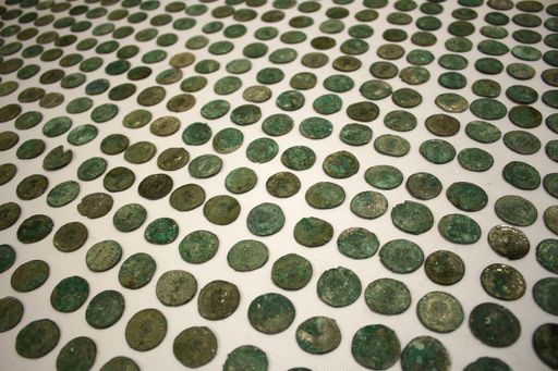 Überraschungsfund im Zuge der Erweiterung der
Swarovski Kristallwelten: Die bis dato gefundenen Relikte umfassen
neben fast 460 Silbermünzen (Bild) unter anderem Gebrauchskeramik,
Terra Sigillata (Luxuskeramik), Glasperlen und Metallfragmente.