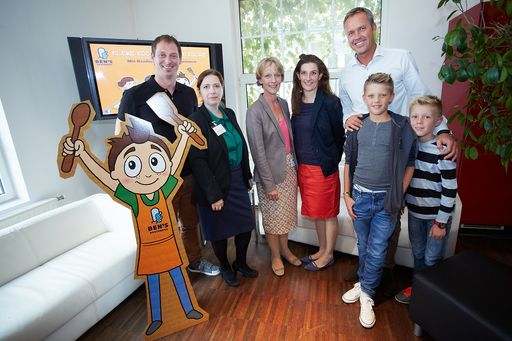  Die Initiative "KLEINE KÖCHE, GROSSE KÜCHE" von
Uncle Bens(R) soll Eltern und Kinder ermutigen miteinander zu kochen
und helfen eine bessere Beziehung zum Essen zu entwickeln.