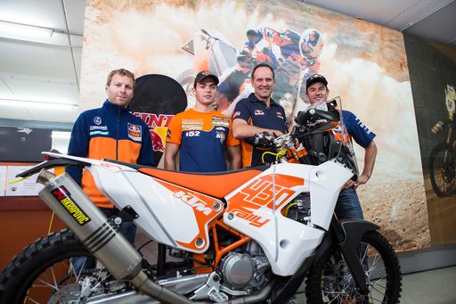 Stefan Huber, Matthias Walkner, Heinz Kinigadner,
Marc Coma (v.l.n.r.) mit der KTM 450 RALLY im KINI KTM Shop in
Wiesing (Tirol)