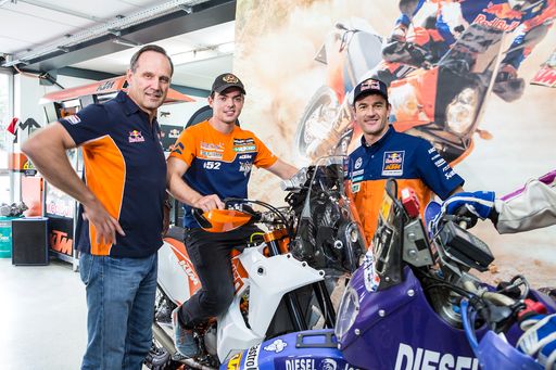 Vorschau Bild von Heinz Kinigander, Matthias Walkner auf der KTM 450
RALLY und Marc Coma (v.l.n.r.) bei der Pressekonferenz im KINI KTM
Shop in Wiesing (Tirol)