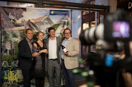 Bei einer exklusiven Wein- und
Genussveranstaltung stimmte Burgenland Tourismus Meinungsmacher aus
der ungarischen Tourismusbranche auf das weinkulinarische Burgenland
ein.