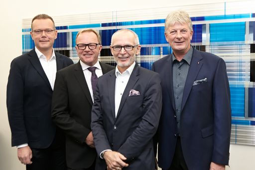 Vorschau Bild von http://www.apa-fotoservice.at/galerie/5835/
Pressekonferenz der österreichischen Elektro- und Elektronikbranche
(Konsumgüter) Wien - Im Vorfeld der FUTURA 2014 berichten die
Vertreter des Konsumgütersegments der österreichischen Elektro- und
Elektronikbranche über die Umsatzentwicklung der Bereiche
Elektrokleingeräte, Haushaltsgeräte und Consumer Electronics in
Österreich im ersten Halbjahr 2014 sowie über Produkt- und
Markttrends und aktuelle Brancheninitiativen. Im Bild v.l.n.r.:
Peter Pollak (Elektro-Kleingeräte Forum, Geschäftsführer Dyson
Austria GmbH), Alfred Janovsky (Forum Hausgeräte, Geschäftsführer
Electrolux Hausgeräte GmbH), Dr. Manfred Müllner (GF-Stv. FEEI -
Fachverband der Elektro- und Elektronikindustrie), Ing. Christian
Blumberger (forum consumer electronics, CEO HB Austria GmbH)
