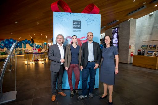  http://www.apa-fotoservice.at/galerie/5872 Die
Therme Längenfeld "Aqua Dome" in Tirol feiert ihr 10-jähriges
Bestehen mit einem "Tag der offenen Tür" am 13. September 2014. Eva
Schael und Stefan Würzl aus Innsbruck sind die 1000. Besucher des
Tages. Thermenleiter Peter Drössel (ganz links) und Hoteldirektorin
Barbara Krabath(r.) gratulierten herzlich.
