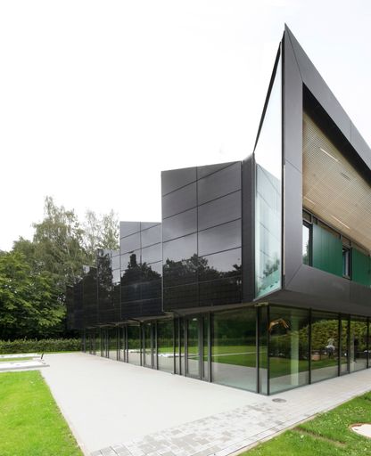 Vorschau Bild von ertex solar Fassade in schwarzem Design