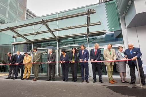 Eröffnung eines neuen Gebäudes im Boehringer
Ingelheim RCV, v.l.n.r.: Philipp von Lattorff, DI Tomas Elger, Ing.
Karl-Heinz Strauss, Christian Boehringer, Dr. Wolfgang Baiker,
Vizebürgermeisterin Mag. Renate Brauner, Mag. Irmgard Gettinger,
Jean Scheftsik de Szolnok, Prof. Dr. Eric Haaksma, Dr. Michael
Freissmuth, Mag. Brigitte Ederer, Albert Boehringer.