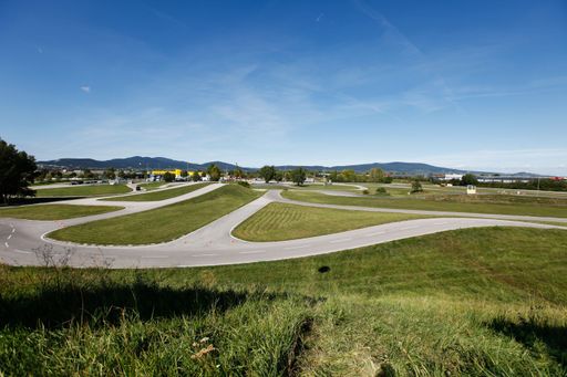  Auf 8 Stationen im ÖAMTC Fahrtechnik Zentrum in
Teesdorf können Besucher die Mercedes-Benz Modellpalette in
verschiedenen Fahrsituationen testen.