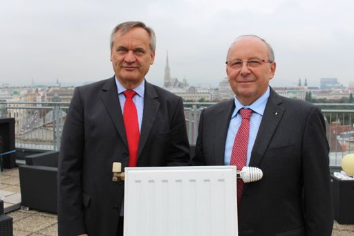  "Durch den Tausch eines veralteten Regulierventils
(links unten) durch ein Thermostatventil können die österreichischen
Haushalte durchschnittlich 200 Millionen Euro Heizkosten pro Jahr
einsparen", sagt Glinzerer. Mattes erläutert eine Studie der AEA:
"Österreichweit können Haushalte durch Sanierung der 600.000
Altanlagen 900 Millionen Euro pro Jahr einsparen. Bei einer
Berechnungsgrundlage von 10 Cent/kWh entspricht diese Einsparung
zwei Millionen Tonnen CO2 oder 9.000 GWh Energie."