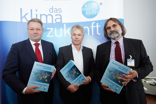 http://www.apa-fotoservice.at/galerie/5814 Im Bild
v.l.n.r. Bundesminister Andrä Rupprechter, Ingmar Höbarth,
Geschäftsführer Klima- und Energiefonds und Nebojsa Nakicenovic,
Internat. Institute for Applied Systems Analysis