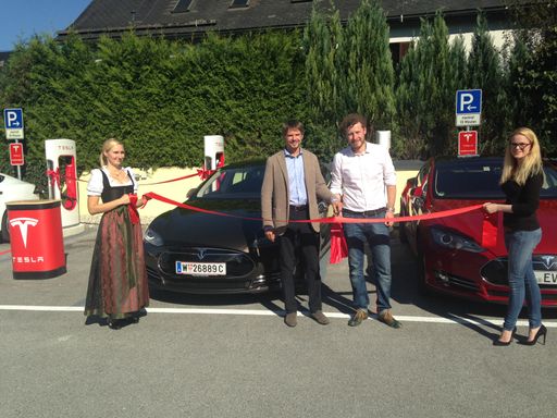  Der neue Supercharger Salzburg wurde von Richard
Absenger, Geschäftsführer Hotel Kaiserhof und Daniel Hammerl,
Country Director Tesla Österreich heute offiziell eröffnet.