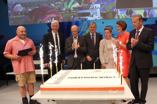 Rudi Roubinek, Dr. Klaus Pseiner (Geschäftsführer
FFG), Toni Innauer, Bundesminister Alois Stöger (BMVIT), Dr.
Gertrude Tumpel-Gugerell (Aufsichtsratsvorsitzende FFG), Dr.
Henrietta Egerth (Geschäftsführerin FFG), Bundesminister Dr.
Reinhold Mitterlehner (BMWFW) (v.l.n.r.)
