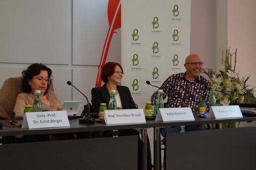 Vorschau Bild von Wortmeldungen Podium (Dorothea Brozek, Katja
Ronesch, Raphael Eder)