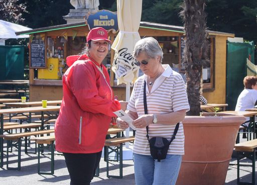 18.09.2014. Promoterin der Kampagne "Goldenes
Wiener Herz" in Action in der Löwlstraße (hinter dem Burgtheater).