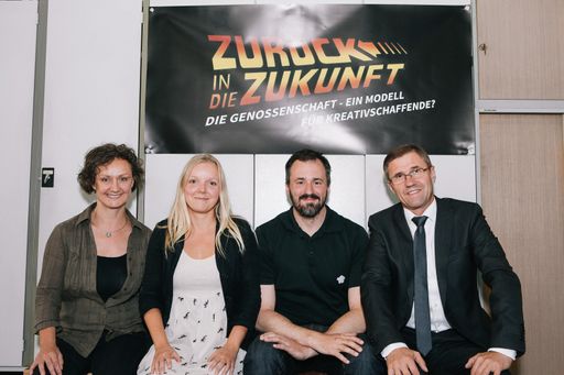 Vorschau Bild von Das genossenschaftliche Gründungsmotto "Gemeinsam
geht es besser" bestätigten im Kraftwerk der Tabakfabrik Linz
(v.l.n.r.) Marianne Gugler (Mitgründerin der otelo eGen), Karin
Hufnagl (Kreativschaffende, Mitgründerin otelo eGen), Patrick Bartos
(CREATIVE REGION) und Franz Gessl (Raiffeisenverband Oberösterreich
eGen)