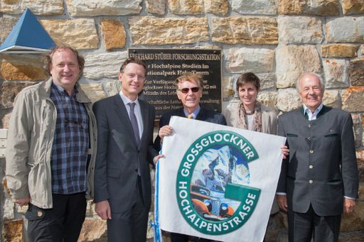 Vorschau Bild von v.l.n.r.: Norbert Winding (Direktor Haus der
Natur), Johannes Hörl (GD Großglockner Hochalpenstraßen AG),
Landeshauptmann-Stellvertreterin Dr. Astrid Rössler und Prof. DDr.
Eberhard Stüber
