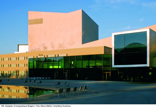 Im Festspielhaus Bregenz finden die Vergabe des
vlow!awards und der vlow!-Kongress statt. Eines der Projekte befasst
sich mit der Inszenierung des Festspielhaus-Vorplatzes.