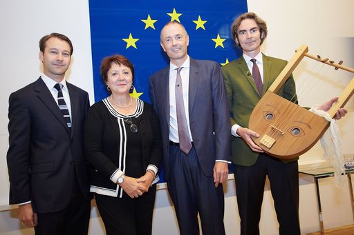 http://www.apa-fotoservice.at/galerie/5902/ Im Bild
v.l.n.r. Dr. Georg Plattner (Kunsthistorisches Museum), Clara
Bencivenga, Co-Moderatorin, Achim Braun, Moderation und Univ.-Prof.
Dr. Georg Danek (Uni Wien)