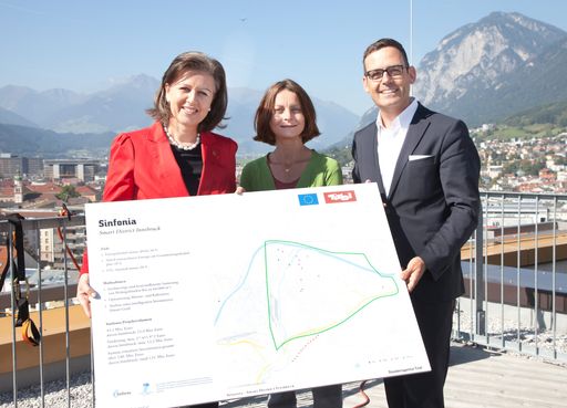 Vorschau Bild von Politik und District Leader Standortagentur Tirol
freuen sich auf die Wertschöpfung, das Wissen, die Lebensqualtiät
und die internationale Sichtbarkeit zur Tiroler Energiekompetenz,
die mit Sinfonia nach Innsbruck und an den Standort kommen.