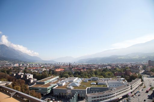 Vorschau Bild von Smart District mit europäischer Vorbildwirkung: Im
Innsbrucker Osten werden mit Hilfe von Sinfonia der Energiebedarf um
40-50% gesenkt, der Anteil regenerativer Quellen in der Strom- und
Wärmeversorgung um 30% erhöht und der CO2-Ausstoß um 20% gesenkt.