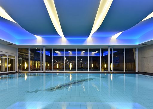  Beim Ausbau eines Schwimmbades erwiesen sich die
hochfeuchtigkeitsbeständigen Leichtbeton-Bauplatten Powerpanel H2O
als ideale Lösung: diese lassen sich leicht und schnell verarbeiten,
sind stark belastbar und ermöglichen sogar eine nicht alltägliche
Raumgestaltung mit geschwungenen Decken.