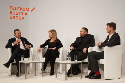 Vorschau Bild von Diskutierten über die Zukunft der Medien: Gastgeber
Hannes Ametsreiter, Arianna Huffington, Stefan Niggemeier und
Moderator des Abends Michael Fleischhacker (v.l.n.r.)
