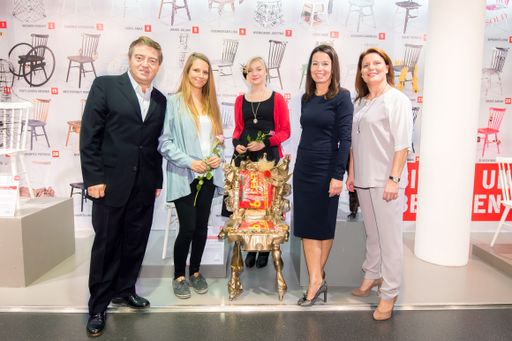  http://www.apa-fotoservice.at/galerie/5898 Im Bild
v.l.n.r.: Giovanni Corsaro (Projektleiter und Dozent an der
Graphischen Lehranstalt), die Gewinnerinnen Monika Pufflerova & Lisa
Vietze, Janet Kath (Eigentümerin und Geschäftsführerin Interio
Österreich) und Petra Kern (Center Managerin Ringstrassen-Galerien).