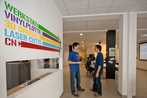  Bild zu OTS - Happylab Salzburg, das erste Fab Lab
Westösterreichs, ermöglicht den freien Zugang zu digitalen
Produktionsmaschinen wie 3D-Drucker, Laser Cutter, CNC-Fräse und
Schneidplotter.