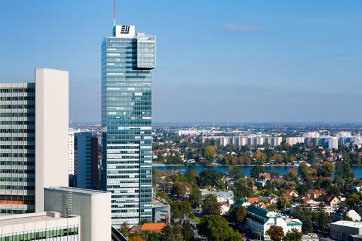 Der IZD Tower mitten in der grünen Lunge Wiens. Der neue Mieter
Santander Consumer Bank bezieht Anfang 2015 seine Büroflächen im
IZD.