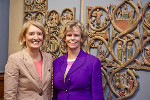  Dr. Barbara Neubauer, Präsidentin des Bundesdenkmalamtes und
Generaldirektorin Dr. Sabine Haag, Kunsthistorisches Museum Wien vor
den Portalreliefs des Gurker Doms