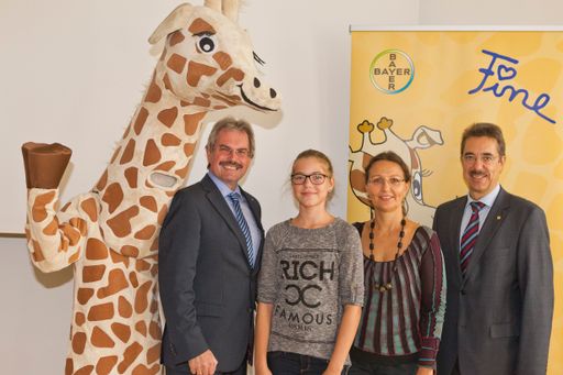 http://www.apa-fotoservice.at/galerie/5928/ Im Bild
v.l.n.r.: Landesrat NOE Mag. Karl Wilfing, Elena Schaefer, Dr Ursula
Schneider Oberaerztin Universitaetsklinikum St. Poelten und Dr.
Martin Hagenlocher Geschaeftsfuehrer Bayer Austria
